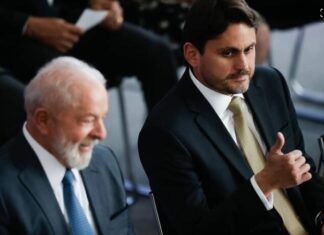 O presidente Luiz Inácio Lula da Silva manteve Juscelino Filho no cargo após as revelações sobre maus uso do dinheiro público pelo ministro. Foto: WILTON JUNIOR