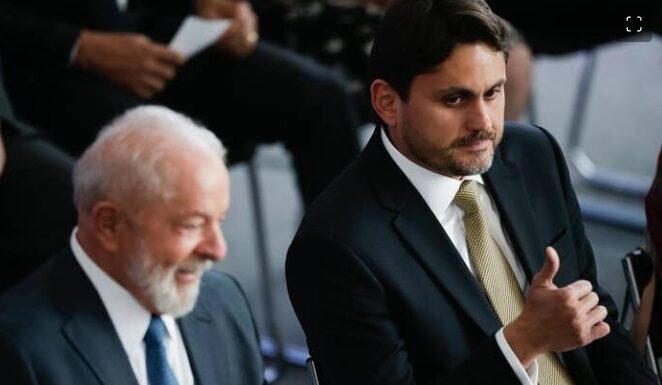 O presidente Luiz Inácio Lula da Silva manteve Juscelino Filho no cargo após as revelações sobre maus uso do dinheiro público pelo ministro. Foto: WILTON JUNIOR